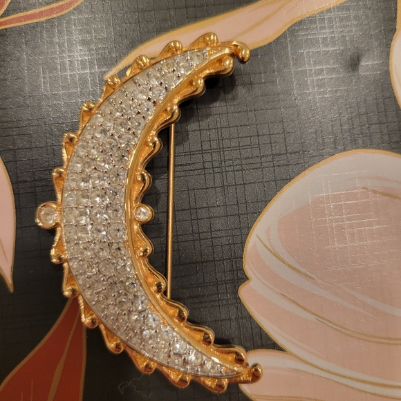 Beautiful Crescent Moon Brooch Pin Simple Elegant With Swarovski Crystals - Picture 3 of 4